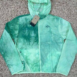 Nike Trail Women’s Repel Running Jacket Green FN6853-376, Size Medium (New)